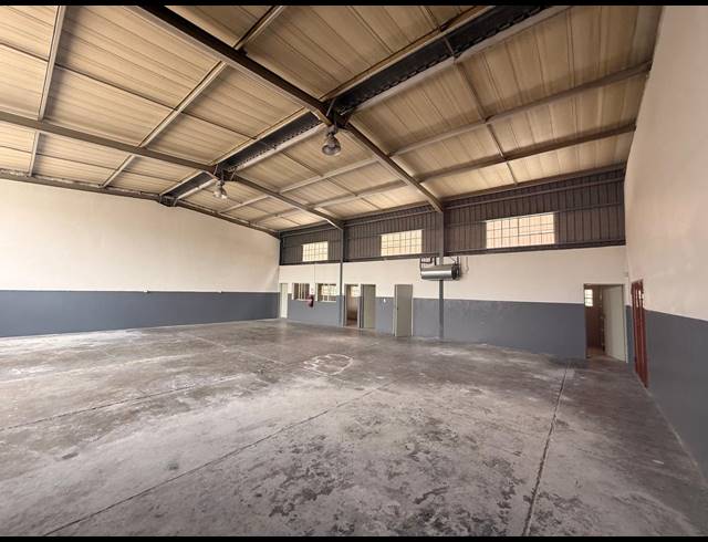 230M² WAREHOUSE TO LET IN APEX